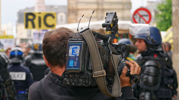 Les syndicats de journalistes s’opposent au décret sur les aides à la presse, accusant une perte d’indépendance professionnelle