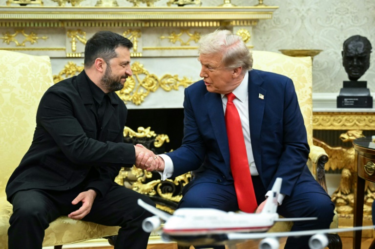Trump s’apprête à organiser un sommet trilatéral entre Zelensky et Poutine, une initiative jugée inacceptable par les autorités ukrainiennes